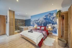 een slaapkamer met een bed en een muurschildering van de bergen bij Le Montblanc spa in Roanne