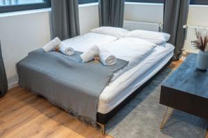 a bed with towels and pillows on it in a room at Neues und zentrales Apartment im Ruhrgebiets-Style von STAY YOUR WAY in Essen