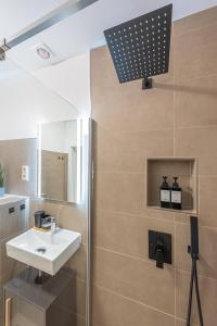 a bathroom with a sink and a shower at Neues und zentrales Apartment im Ruhrgebiets-Style von STAY YOUR WAY in Essen