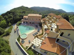 an aerial view of a house with a swimming pool at La Pergola al Cavo 107 in Cavo