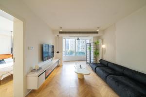 TV a/nebo společenská místnost v ubytování Moli B&B-Nanjing West Road 3-Bedrooms with Elevator 3 king-size beds 2 bathrooms 1bathtub Apart ment Near the subway