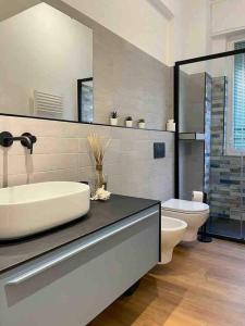 een badkamer met een wastafel, een bad en een toilet bij La Casetta in Le Grazie +25 foto's