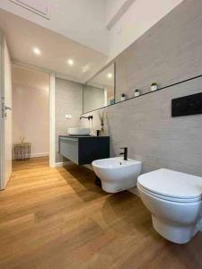 een badkamer met een wit toilet en een wastafel bij La Casetta in Le Grazie