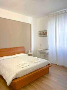 een slaapkamer met een groot bed met een houten hoofdeinde bij La Casetta in Le Grazie