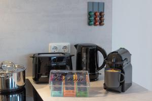 Příslušenství pro přípravu čaje a kávy v ubytování Neues und zentrales Apartment im Scandi-Style von STAY YOUR WAY