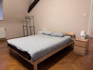 Un dormitorio con una cama y una mesita de noche. en Apollo 56, en Poznan 10 fotos más