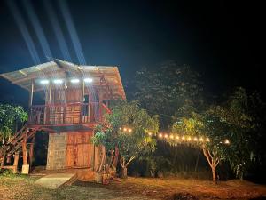 a tree house at night with lights on it at Digrú Spaa in Pejibaye
