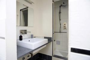 une salle de bain avec un lavabo et une douche dans l'établissement Sant Ambrogio Courtyard Room in shared flat, à Milan 7 autres photos