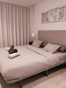 洛斯阿尔卡萨雷斯Santa Rosalia Lake & Life Resort Jacuzzi penthouse Golf的一间卧室，里面有一张大床，床上有一只泰迪熊 更多29张照片