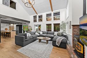 Χώρος καθιστικού στο Stunning Luxury EVL Retreat - A True Private Oasis