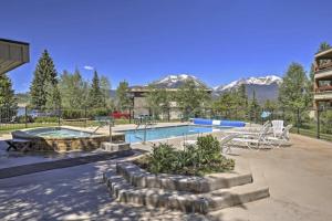 ein Swimmingpool mit Bergen im Hintergrund in der Unterkunft Lakeview Peaks in Dillon