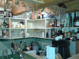 bar wypełniony mnóstwem kieliszków i butelek w obiekcie Pension Lípa w mieście Horní Maršov