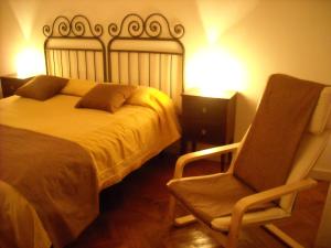 1 dormitorio con cama, silla y luces en B&B Sansevero Venice, en Mestre