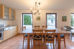 eine Küche und ein Esszimmer mit einem Holztisch und Stühlen in der Unterkunft Fischerhaus 316 in Rechlin