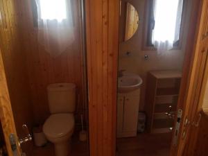 Bilik mandi di Chalet 2 étoiles - ef0bde +17 gambar