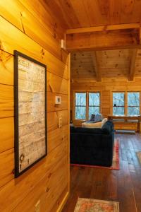 Posezení v ubytování Stunning Mountain View Cabin-Pet-Friendly-Quiet-Private-15 Min from town
