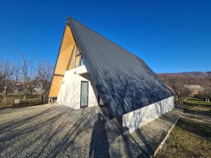 Nespecifikovaný výhled na hory nebo výhled na hory při pohledu z chaty