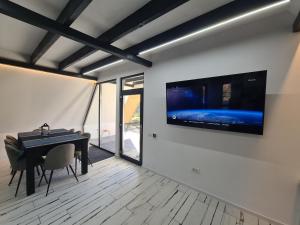 TV a/nebo společenská místnost v ubytování The House