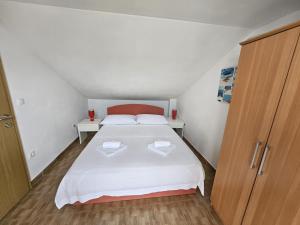 Postel nebo postele na pokoji v ubytování Apartments Andrijanić