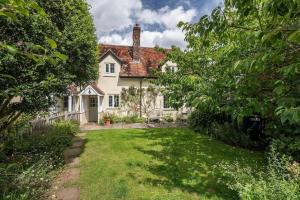 einen Blick auf ein weißes Haus mit einem Hof in der Unterkunft 18th Century Cottage in Dorset Countryside in Horton
