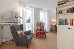 a living room with a chair and a chair at Emily´s Traum in Husum