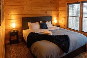 Postel nebo postele na pokoji v ubytování Stunning Mountain View Cabin-Pet-Friendly-Quiet-Private-15 Min from town