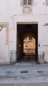 a tunnel leading into a building with a gate at Rosari Spada Suite sec XVI in Spoleto