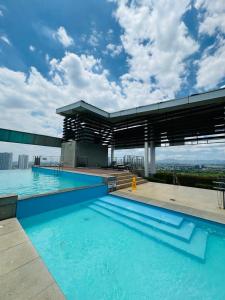 マニラにあるVinia Infinity Studio 3 Near Malls and MRT Stationの建物の上にあるプール