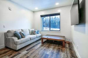 un soggiorno con un divano e un tavolo di Luxurious Gateway to Alaska Wonders A308 a Juneau