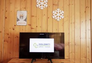 Televízia a/alebo spoločenská miestnosť v ubytovaní LA TANA - Agenzia Dolomiti Affitti