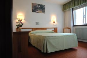 Postel nebo postele na pokoji v ubytování Hostal Palas