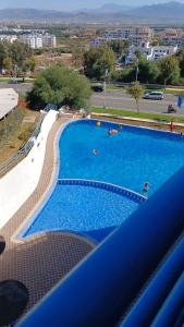 ein großes blaues Schwimmbecken in einer Stadt in der Unterkunft appart hotel cabo dream in Laʼzîb