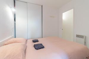 een slaapkamer met een groot bed met twee kussens erop bij T2, swimming pool, Tennis MC in Beausoleil +6 foto's