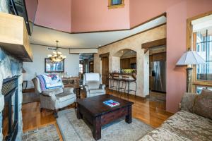 una sala de estar con un sofá y una mesa en Luxury Mountain Escape- Equinoxe 140-1, en Mont-Tremblant