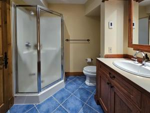 Un baño con ducha, inodoro y lavabo. en Luxury Mountain Escape- Equinoxe 140-1, en Mont-Tremblant 29 fotos más