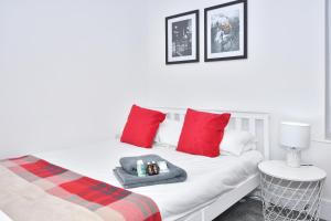 a white couch with red pillows in a room at Townhouse @ 42 Minshull New Road Crewe in Crewe +62 photos