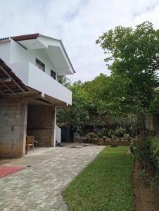 Κήπος έξω από το Sunrise villa kathaluwa