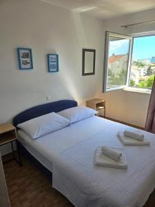 Postel nebo postele na pokoji v ubytování Apartments Andrijanić