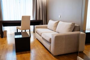 a living room with a couch and a table at Amérian Córdoba Park Hotel in Córdoba