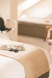 Logis Hôtel et Restaurant La Pension du Moulin客房内的一张或多张床位