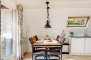 a dining room with a table and chairs at Gaai I Prachtige Vakantiewoning nabij Bos in Zwiggelte