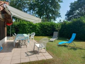 Eine Gruppe von Stühlen und ein Tisch in einem Garten in der Unterkunft Jocelyne in Azur