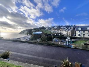 - une vue sur une rue et une plage avec des maisons dans l'établissement Seaview Terrace - Beer, à Beer