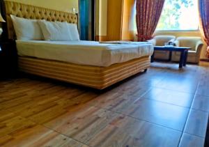 Postel nebo postele na pokoji v ubytování New Islamabad Hotel