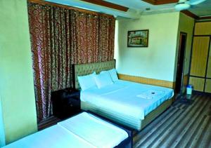 Postel nebo postele na pokoji v ubytování New Islamabad Hotel