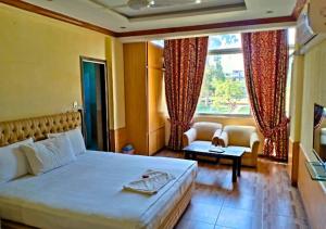 Postel nebo postele na pokoji v ubytování New Islamabad Hotel