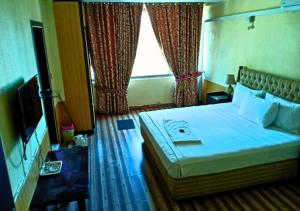 Postel nebo postele na pokoji v ubytování New Islamabad Hotel