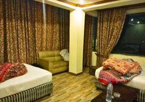 Posezení v ubytování New Islamabad Hotel