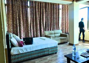 Posezení v ubytování New Islamabad Hotel