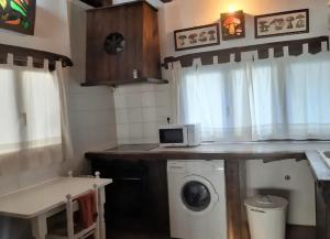 una cocina con lavadora y microondas en Spacious Apartment in Yeste with Shared Pool, en Yeste 17 fotos más